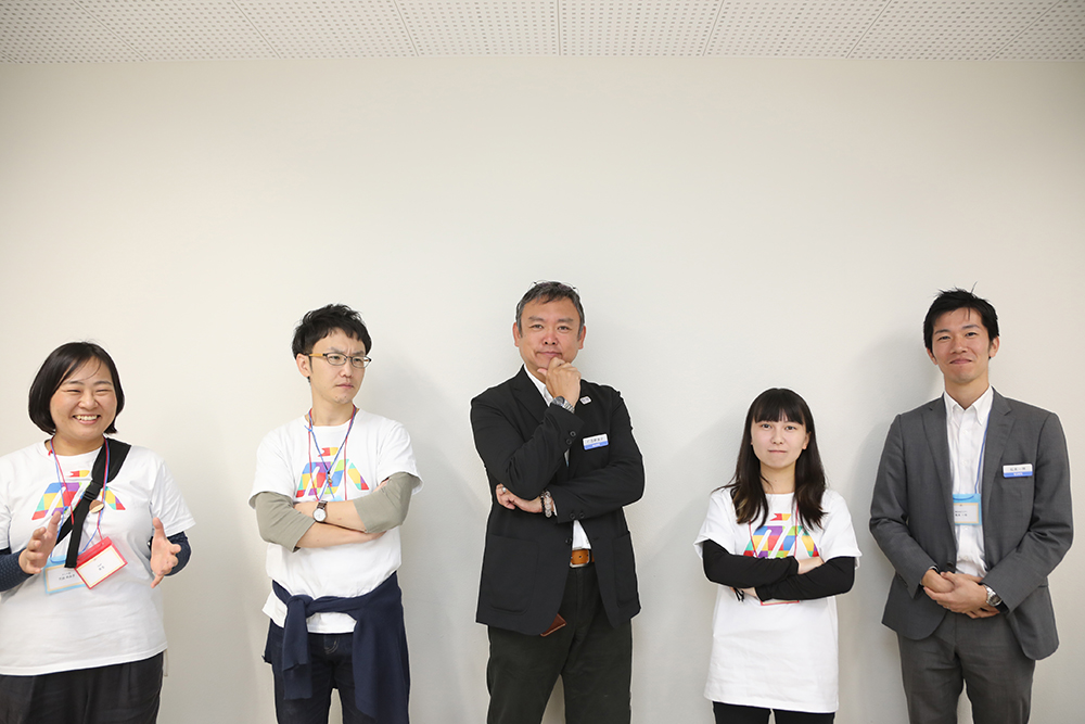 写真：株式会社モリサワ仁田野さん（中央）、松本さん（右）、他スタッフ３名