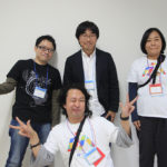 写真：古里さん（左）、山本さん（中央奥）、久次さん（中央手前）、穴田さん（右）