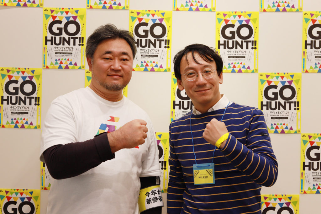写真：レポーターの前田和也さんと、スピーカーの深沢幸治郎さんのツーショット。二人ともガッツポーズをキメている。